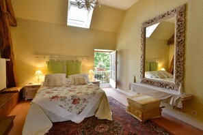 Habitación triple (Jardin secret) | Escritorio, tabla de planchar con plancha y cunas gratuitas