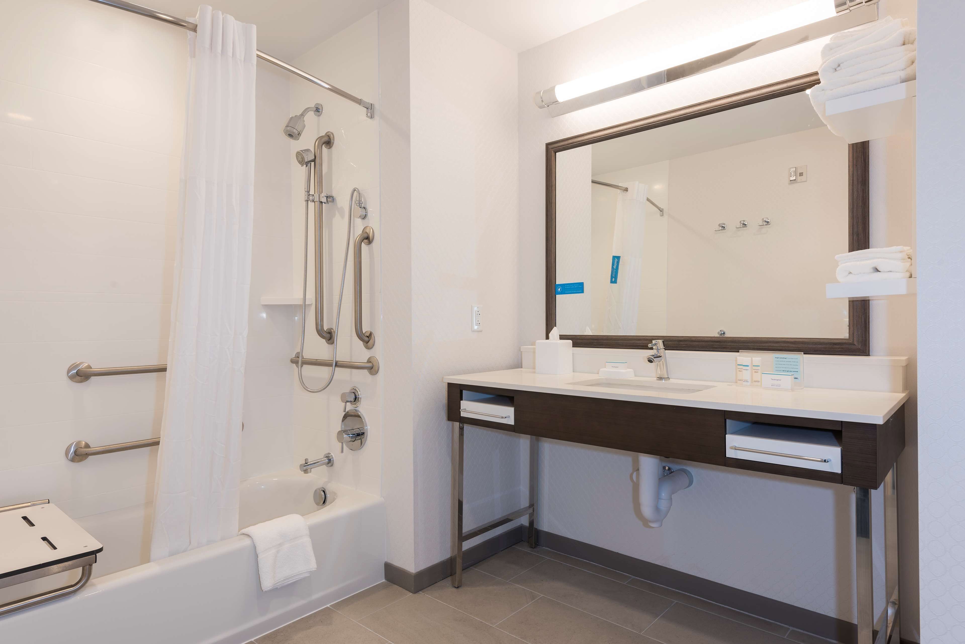 combined shower/bathtub, free toiletries, towels