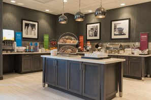 Free daily buffet breakfast - Hampton  Inn & Suites Indianapolis-Keystone (Indianapolis)