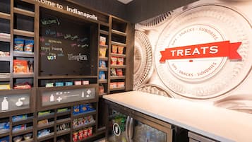 Exhibición de snacks y artículos varios con una pared de pizarra y un letrero que dice 'Treats'.