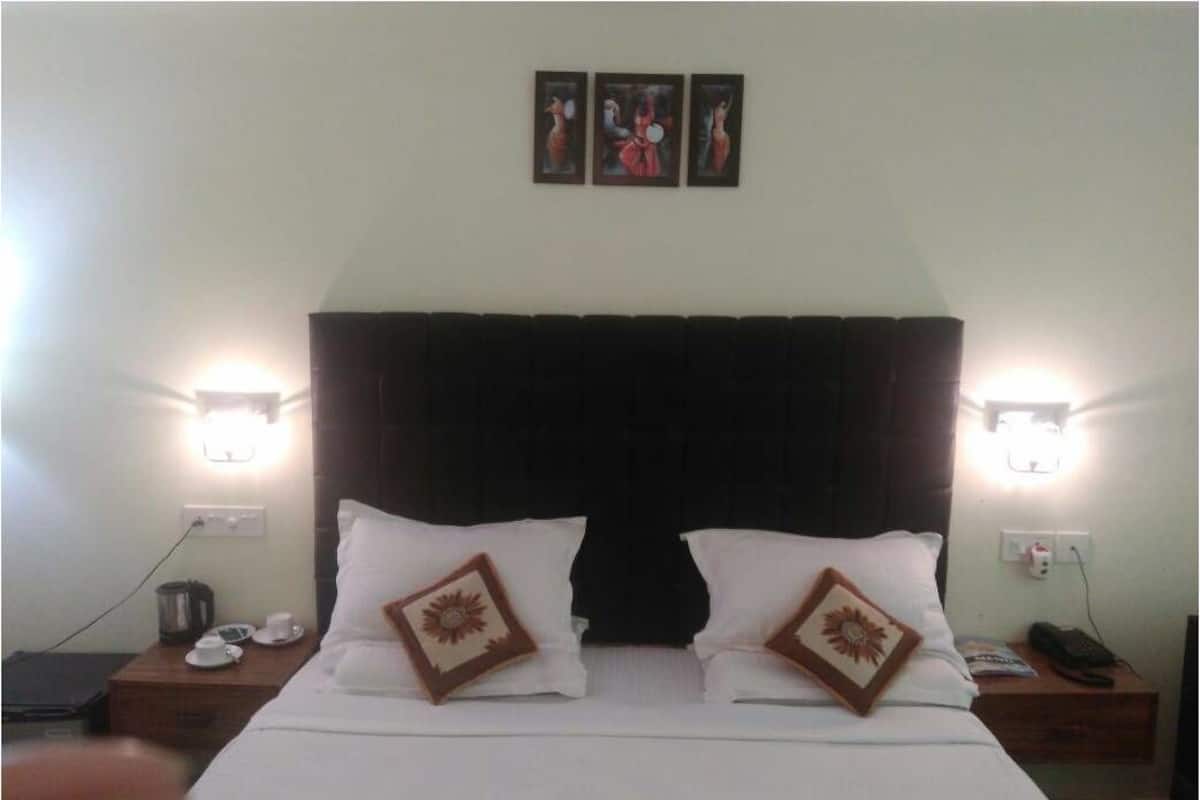 Quarto triplo família, vista para a piscina | Roupas de cama premium, cofres nos quartos, escrivaninha