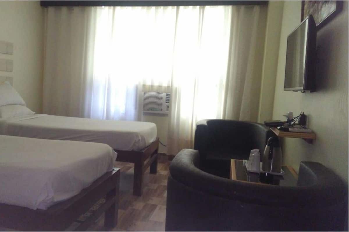 Quarto luxo, vista para a cidade | Roupas de cama premium, cofres nos quartos, escrivaninha