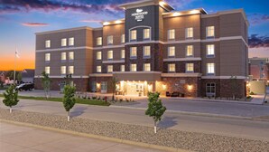 Un hotel de varios pisos con un llamativo letrero de 