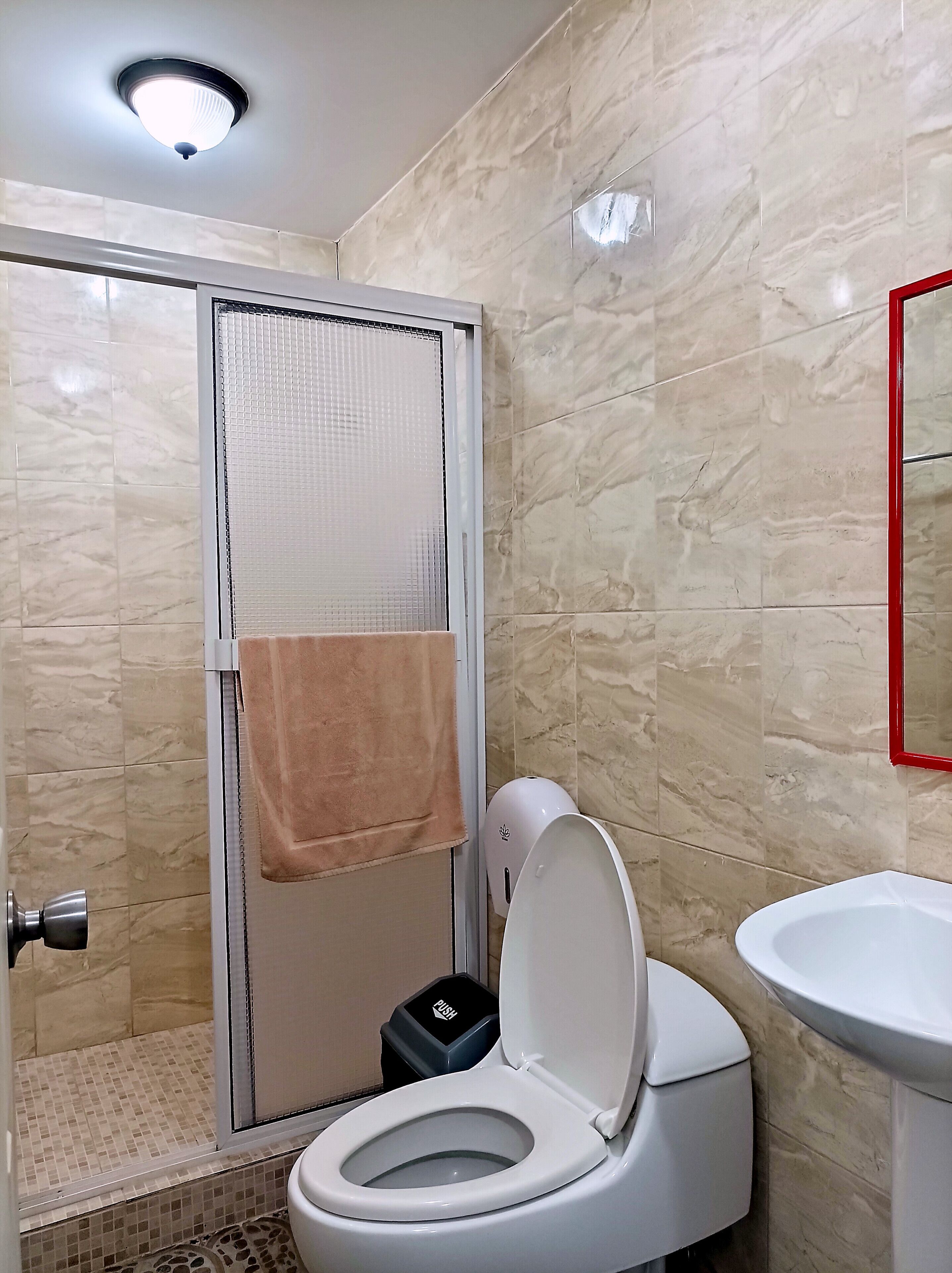 Ein Badezimmer mit Dusche, Toilette und Waschbecken.