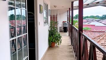 Chambre Quadruple Deluxe, salle de bains privée | Literie de qualité supérieure, décoration personnalisée