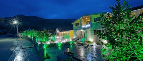 Façade de l’hébergement - soirée/nuit