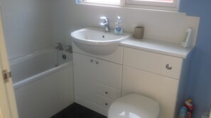 Ein Badezimmer mit Badewanne, Waschbecken und Toilette.