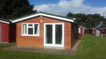 Deluxe Chalet, 2 Bedrooms, Non Smoking (Families & Couples only) | 2 bedrooms, Internet