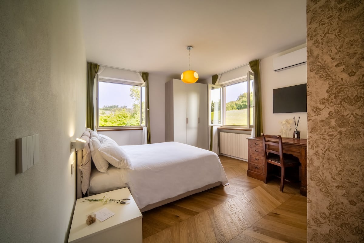 Standard Room | Premium bedding, down duvets, memory-foam beds, minibar