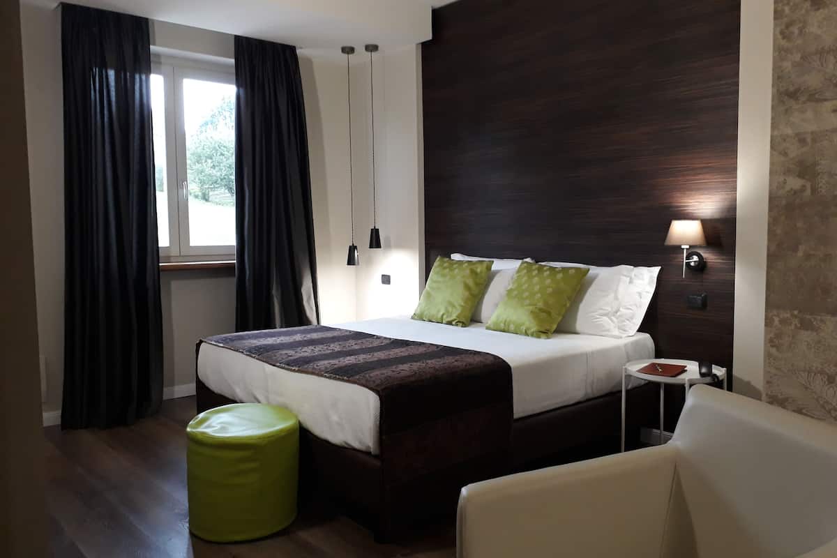 Deluxe Room | Premium bedding, down duvets, memory-foam beds, minibar