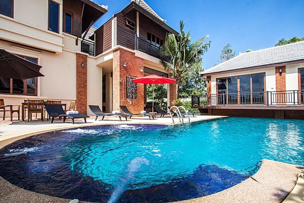 Outdoor pool - Beverly Thai House Pool Villa (Pattaya)
