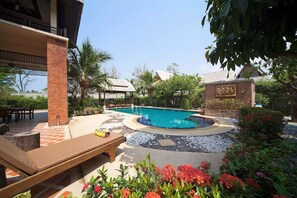 Outdoor pool - Beverly Thai House Pool Villa (Pattaya)