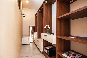 Villa, 5 Bedrooms | Room amenity - Beverly Thai House Pool Villa (Pattaya)