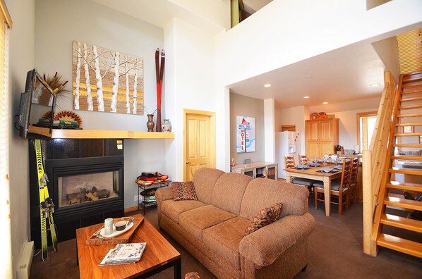 Condo, 2 Bedrooms | Living area