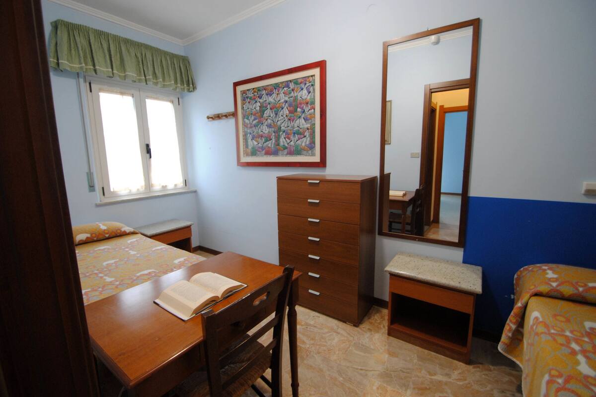Caja de seguridad en la habitación, escritorio y cunas