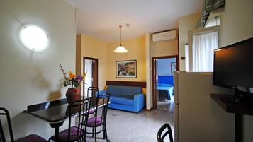 Superior appartement, 1 slaapkamer | Woonruimte | Een lcd-televisie