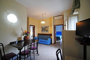Apartamento superior, 1 quarto | Área de estar | TV LCD