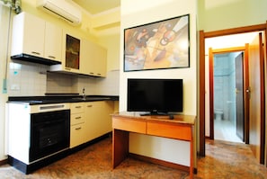 Apartamento, 1 quarto | Cozinha americana privada | Geladeira grande, micro-ondas, fogão, cooktop
