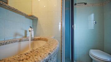 Superior appartement, 1 slaapkamer | Badkamer | Een douche, een haardroger, een bidet