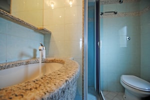 Apartamento superior, 1 quarto | Banheiro | Chuveiro, secador de cabelo, bidê