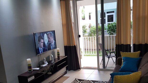 Flat-screen TV - Georgia's Place (Kingston)