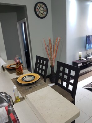 In-room dining - Georgia's Place (Kingston)