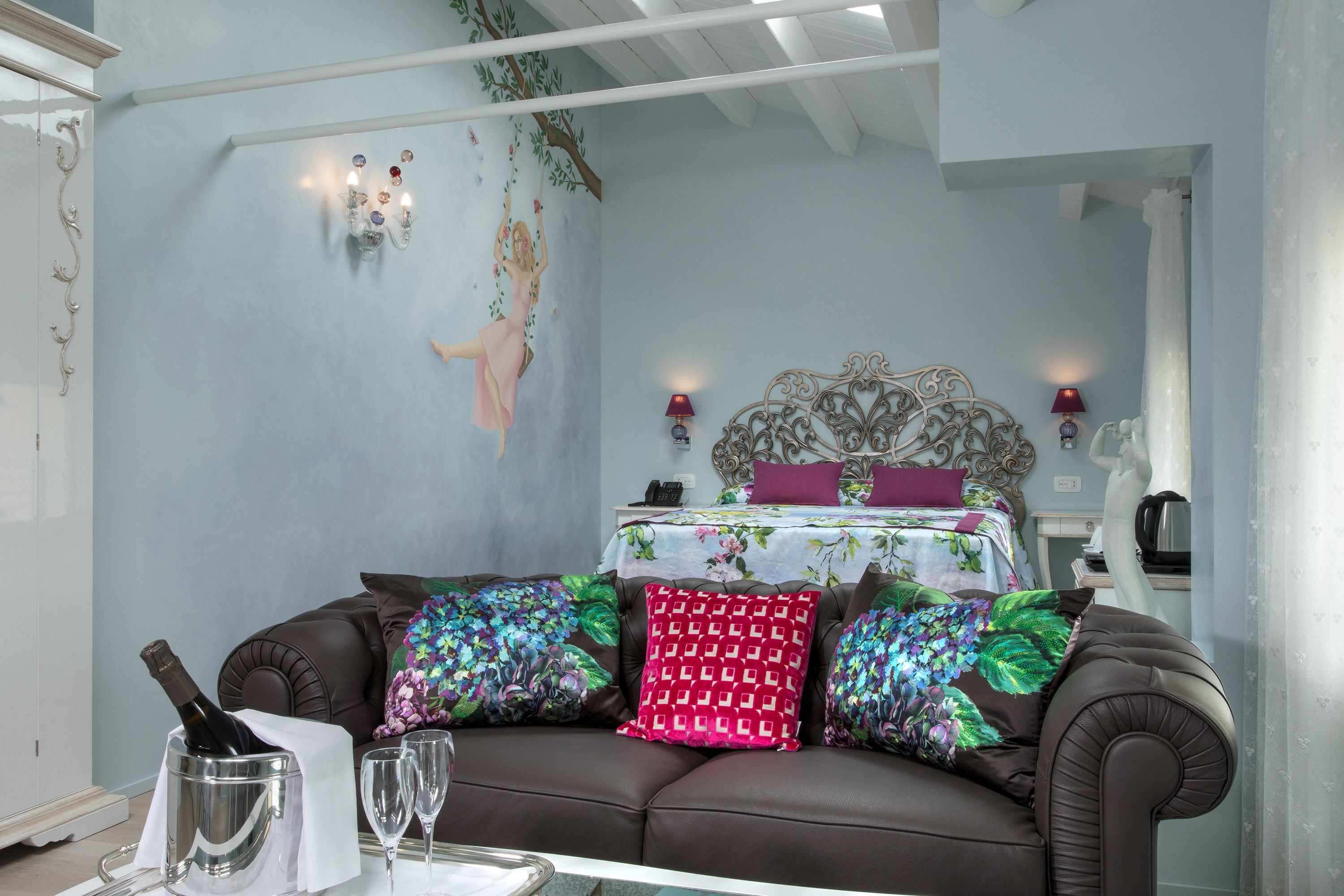 Peralatan tempat tidur premium, bar mini, peti besi dalam bilik 