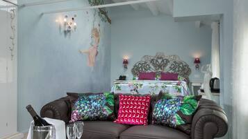 Peralatan tempat tidur premium, bar mini, peti besi dalam bilik