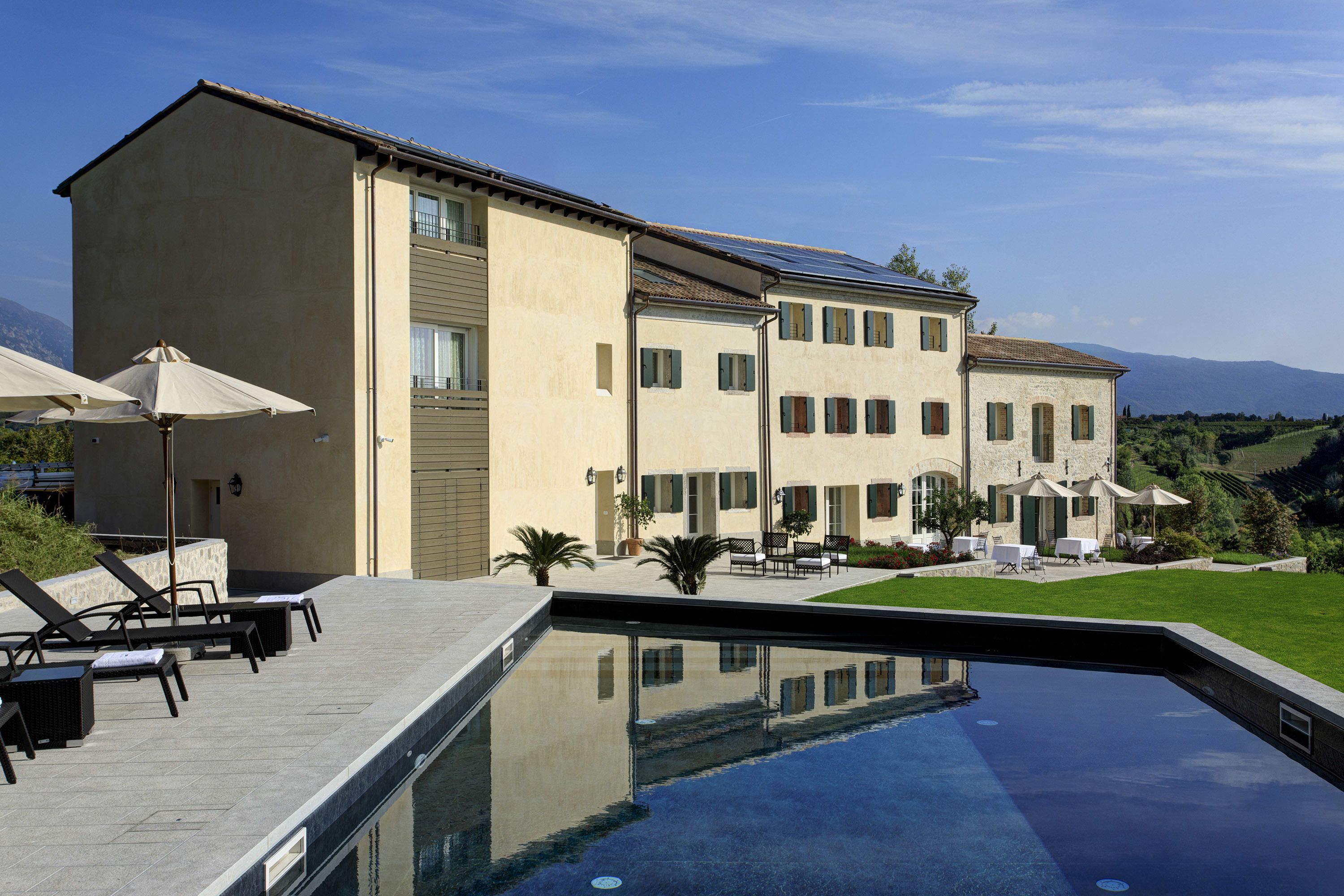 Kolam renang terbuka bermusim, payung kolam, kerusi lepak pantai 