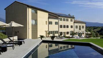 Kolam renang terbuka bermusim, payung kolam, kerusi lepak pantai