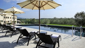 Seasonal outdoor pool, pool umbrellas, sun loungers - Colonìa Resort & SPA (Vittorio Veneto)