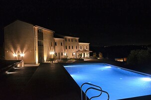 Una piscina al aire libre de temporada, sombrillas