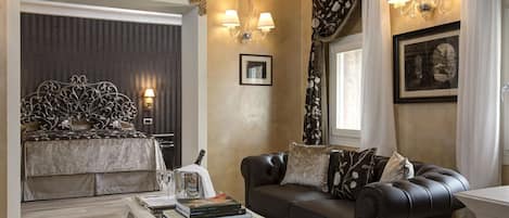 Studiosuite | Hochwertige Bettwaren, Minibar, Zimmersafe, individuell dekoriert