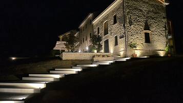 Fassade der Unterkunft â Abend/Nacht