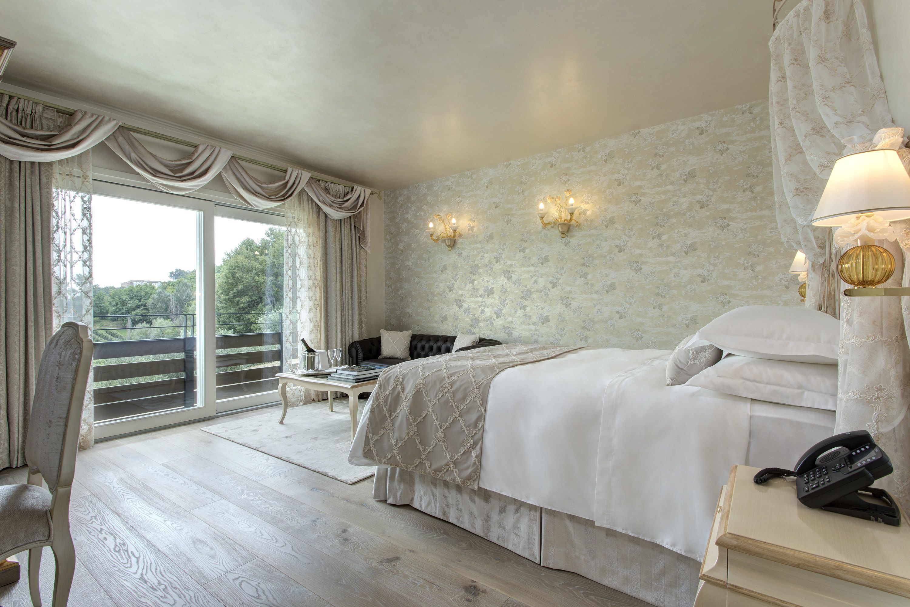 Peralatan tempat tidur premium, bar mini, peti besi dalam bilik 