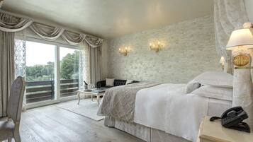 Peralatan tempat tidur premium, bar mini, peti besi dalam bilik