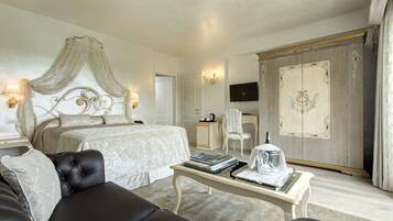 Habitación con 1 cama matrimonial o 2 individuales | Ropa de cama de alta calidad y minibar