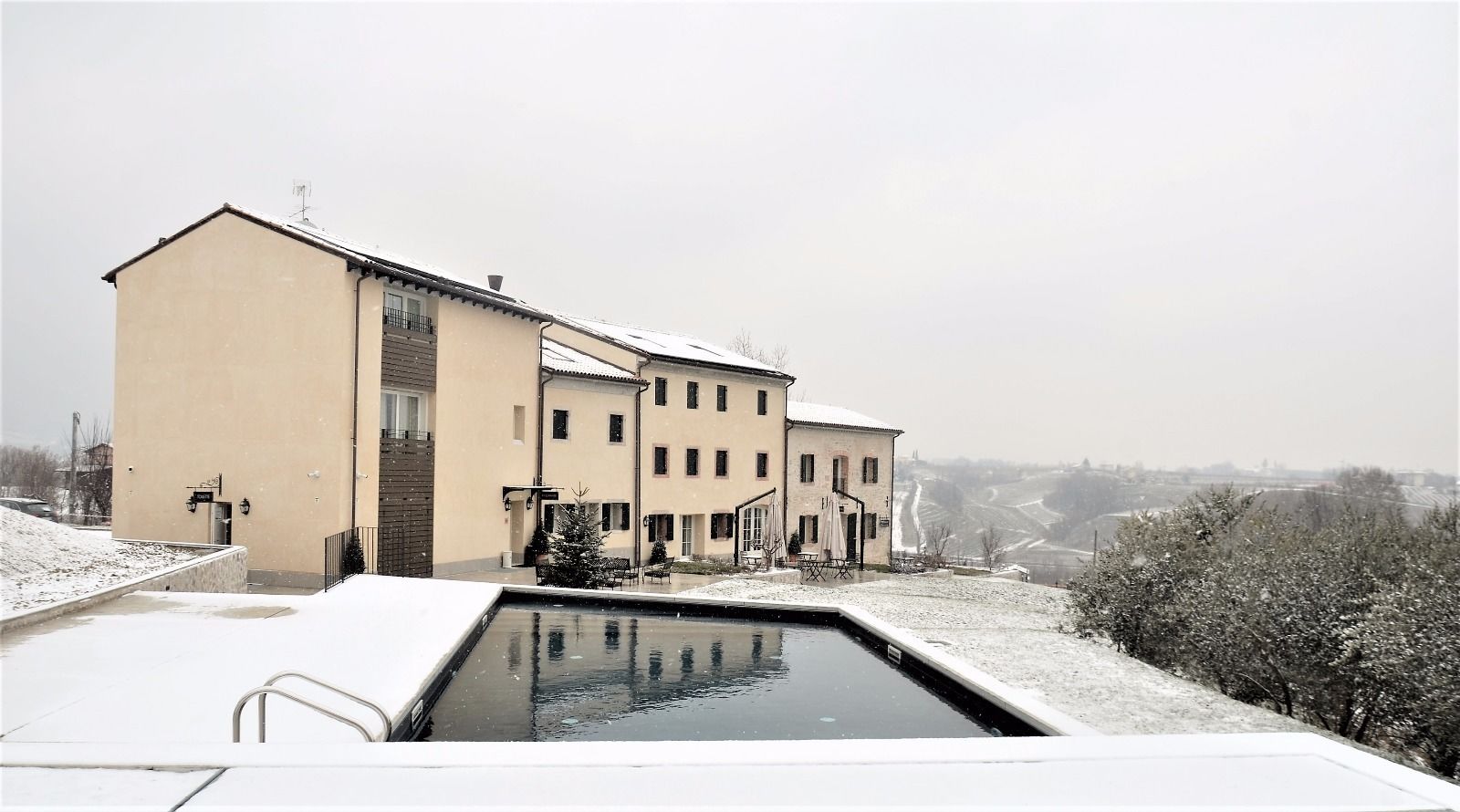 Piscina stagionale all'aperto, ombrelloni da piscina, lettini