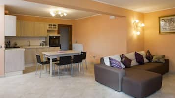 Televisión, chimenea, reproductor de DVD y tenis de mesa