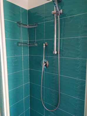 Douche, sèche-cheveux, bidet, serviettes fournies