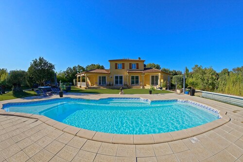 Haus befindet sich im Herzen des Var, in der Nähe des Meeres und der Haut Var
