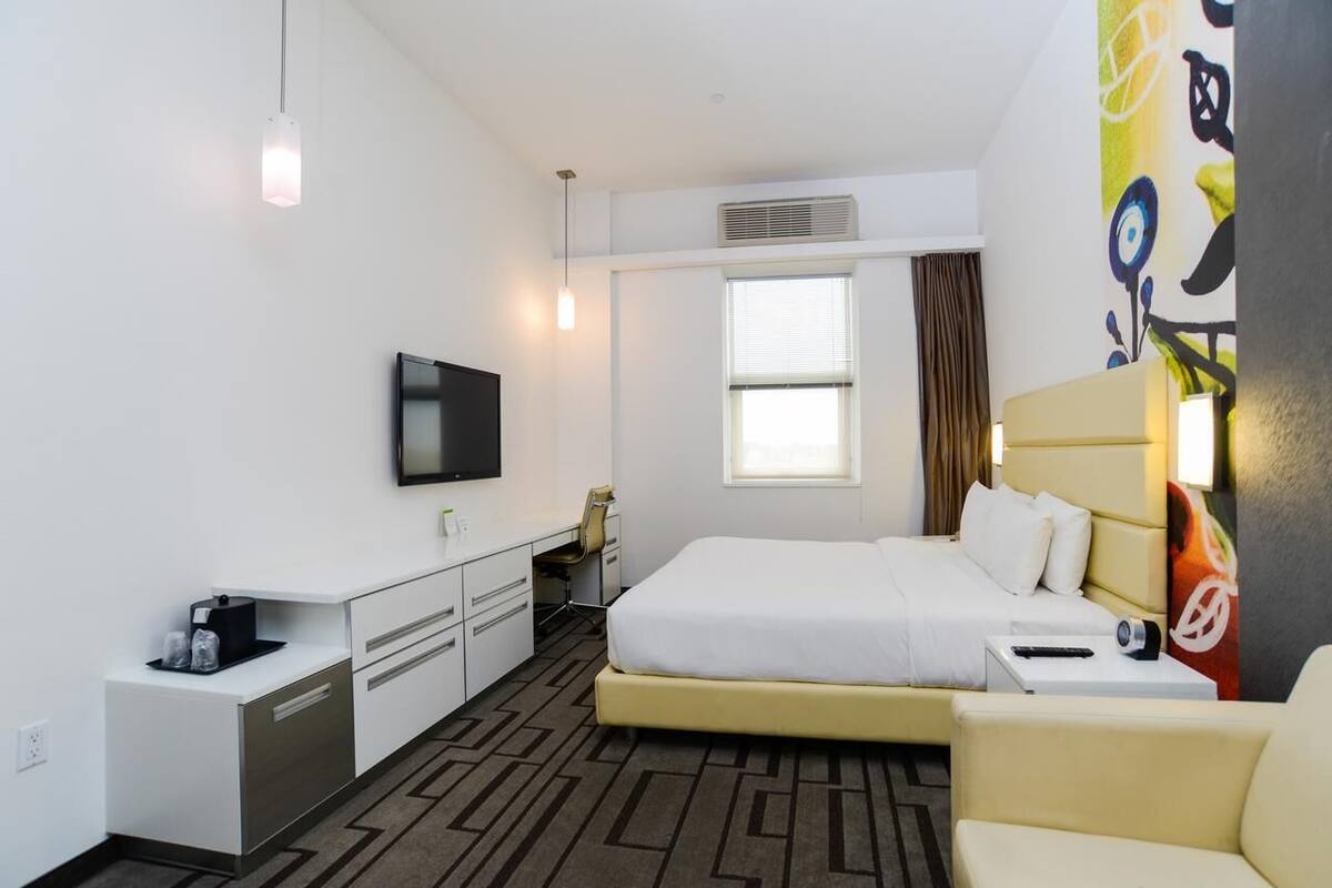 Premium bedding, in-room safe, desk, iron/ironing board