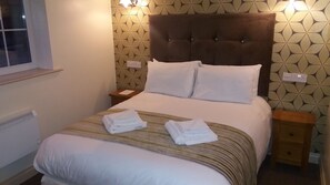 Habitación doble urbana | Ropa de cama de alta calidad y escritorio 