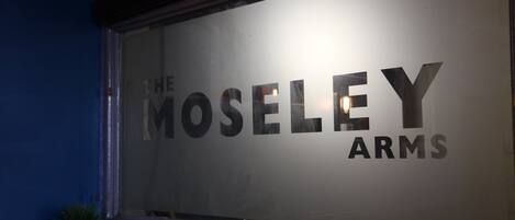 Ein Schild mit der Aufschrift 'The Moseley Arms'.