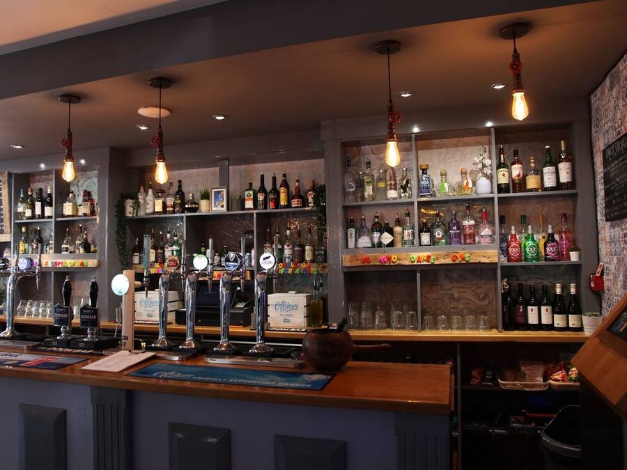 Serverer frokost, lunsj og middag