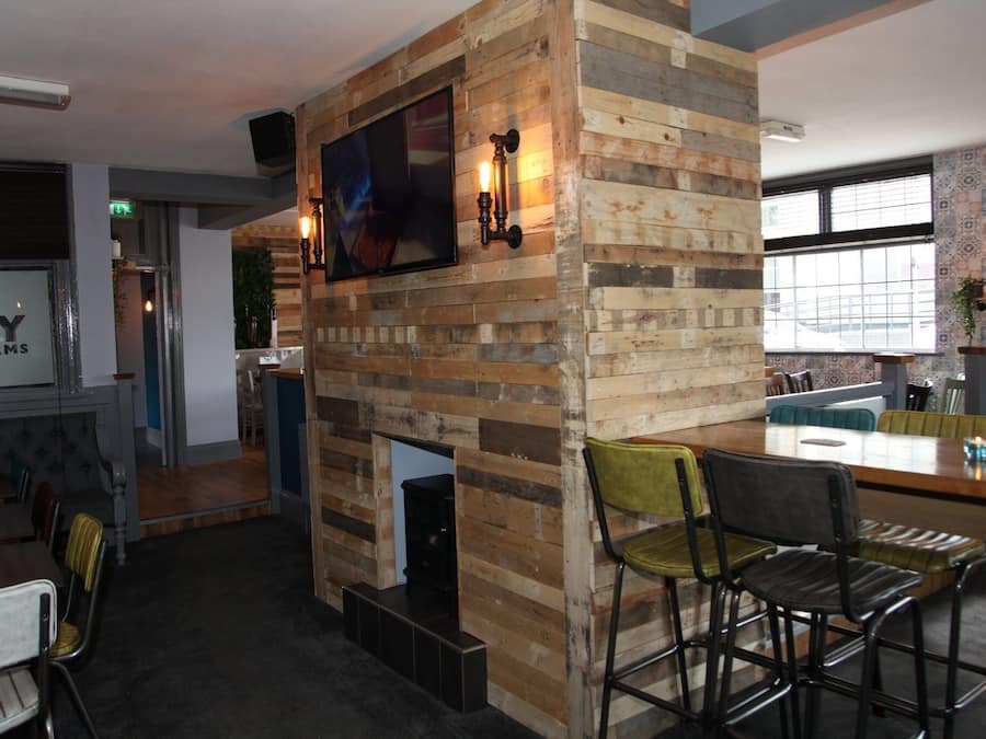 Phục vụ bữa sáng, bữa trưa và bữa tối