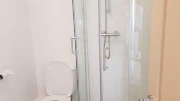 Shower, hydromassage showerhead, free toiletries, hair dryer