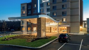 A Fairfield Inn & Suites Marriott hotel with a modern design, featuring a prominent entrance and a parking lot. - Fairfield Inn & Suites Boston Marlborough/Apex Center (Marlborough)