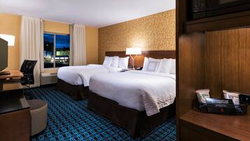 Kamer, 2 queensize bedden | Een bureau, verduisterende gordijnen, een strijkplank/strijkijzer