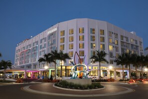 Voorkant accommodatie - avond/nacht